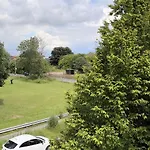 Luxury 2 Bedroom With Free Parking & Jacuzzi Bath * Leeds (West Yorkshire)
