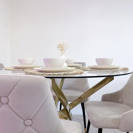 Luxury 2 Bedroom With Free Parking & Jacuzzi Bath