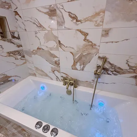 Luxury 2 Bedroom With Free Parking & Jacuzzi Bath 리즈