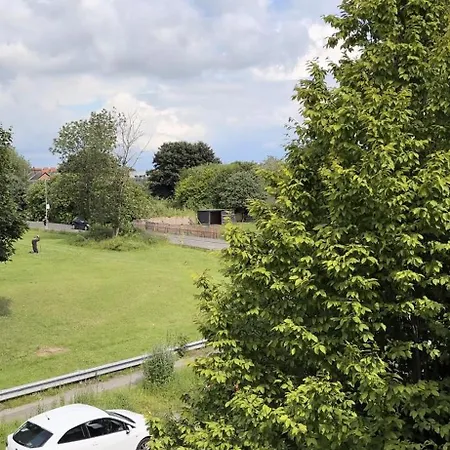 Luxury 2 Bedroom With Free Parking & Jacuzzi Bath * Leeds (West Yorkshire)