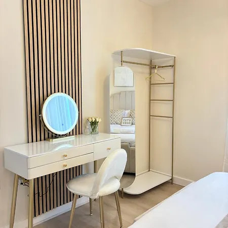 Luxury 2 Bedroom With Free Parking & Jacuzzi Bath