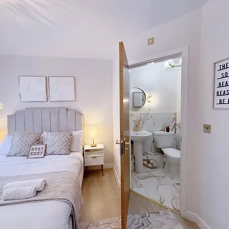 Luxury 2 Bedroom With Free Parking & Jacuzzi Bath 리즈