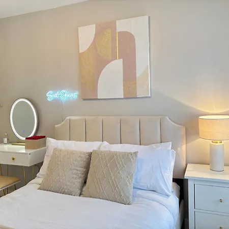 Luxury 2 Bedroom With Free Parking & Jacuzzi Bath * 리즈