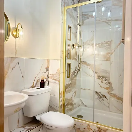 Luxury 2 Bedroom With Free Parking & Jacuzzi Bath Daire *