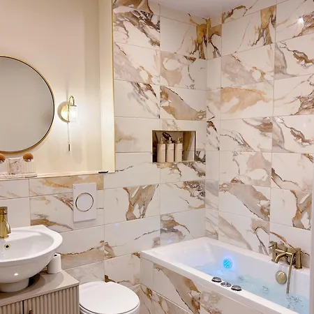 Luxury 2 Bedroom With Free Parking & Jacuzzi Bath *