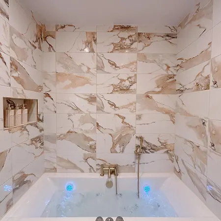 Luxury 2 Bedroom With Free Parking & Jacuzzi Bath * Leeds (West Yorkshire)