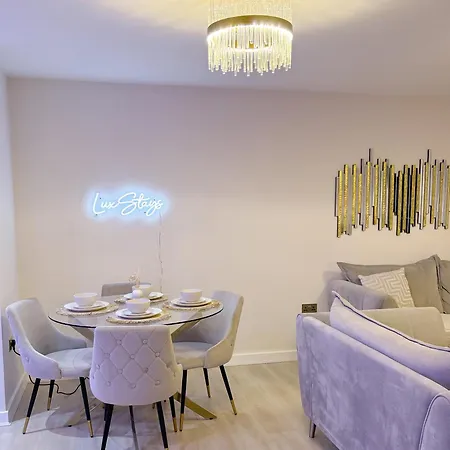 Luxury 2 Bedroom With Free Parking & Jacuzzi Bath *