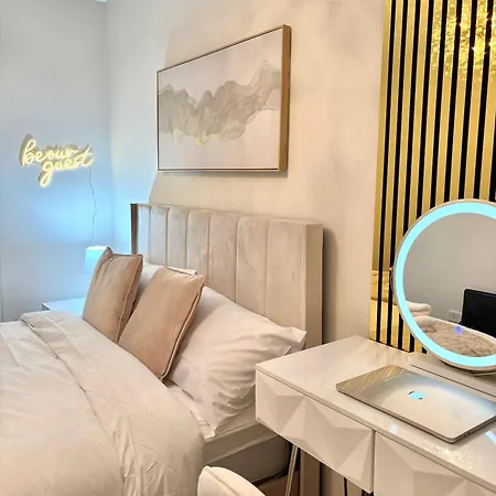 Luxury 2 Bedroom With Free Parking & Jacuzzi Bath 아파트 *