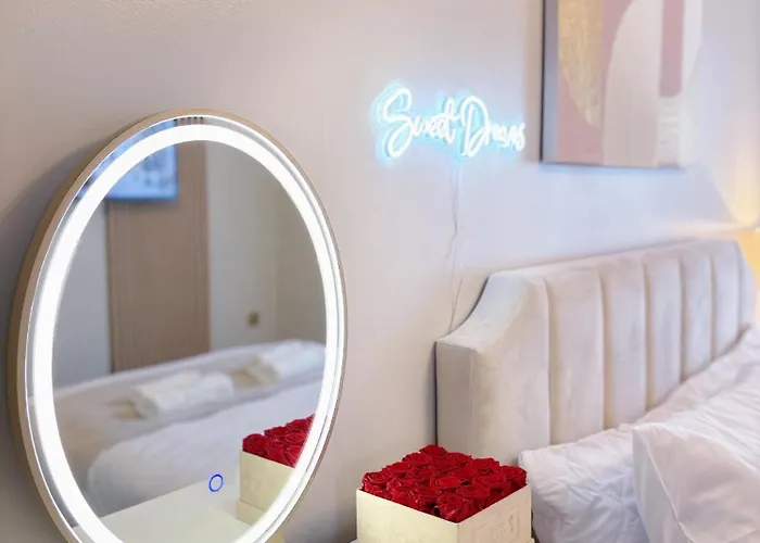 Luxury 2 Bedroom With Free Parking & Jacuzzi Bath Apartment