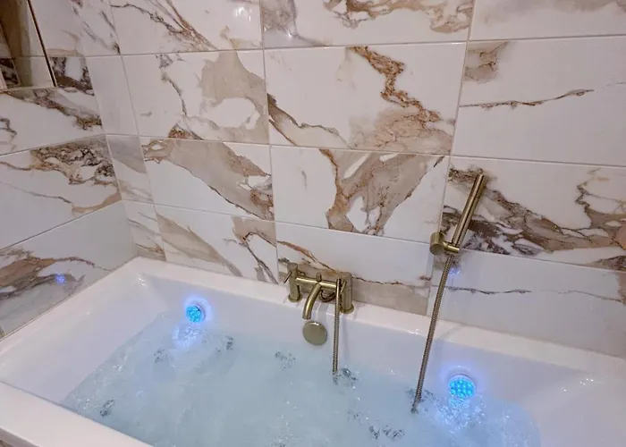 Luxury 2 Bedroom With Free Parking & Jacuzzi Bath Leeds (West Yorkshire)