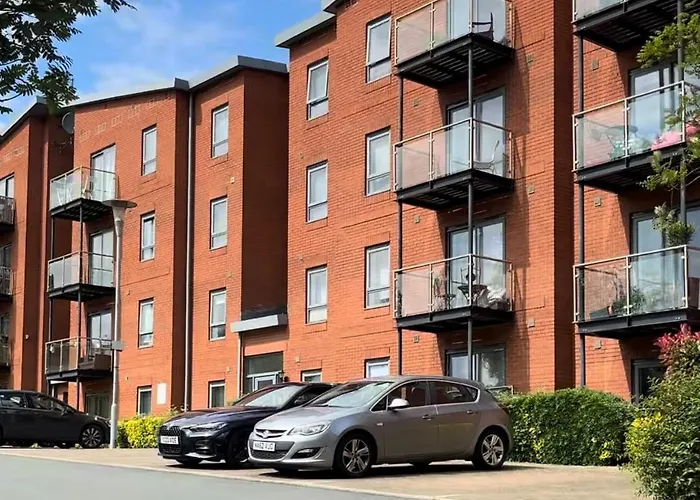 Luxury 2 Bedroom With Free Parking & Jacuzzi Bath Apartment