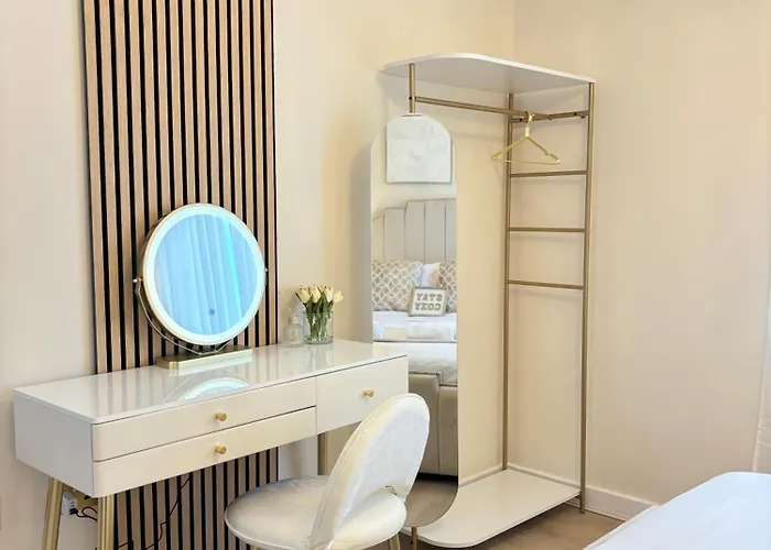 Luxury 2 Bedroom With Free Parking & Jacuzzi Bath