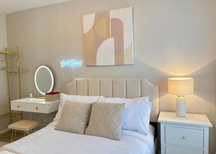 Luxury 2 Bedroom With Free Parking & Jacuzzi Bath * Leeds (West Yorkshire)