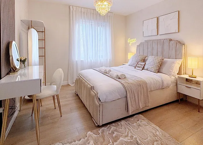 Luxury 2 Bedroom With Free Parking & Jacuzzi Bath