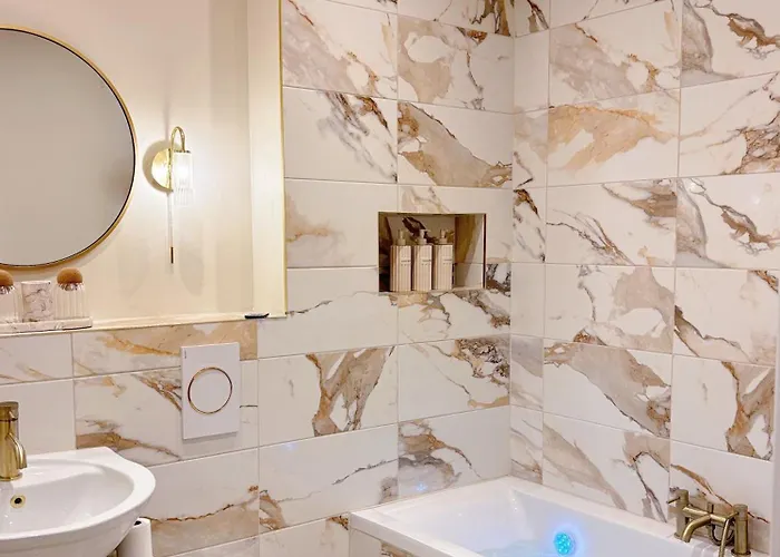 Luxury 2 Bedroom With Free Parking & Jacuzzi Bath *