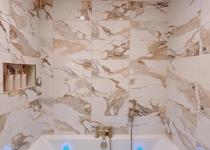 Luxury 2 Bedroom With Free Parking & Jacuzzi Bath * Leeds (West Yorkshire)