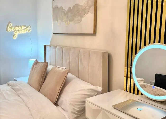 Luxury 2 Bedroom With Free Parking & Jacuzzi Bath Apartment *