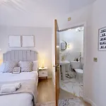 Luxury 2 Bedroom With Free Parking & Jacuzzi Bath ليدز