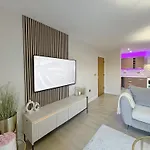 شقة Luxury 2 Bedroom With Free Parking & Jacuzzi Bath *