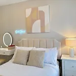 Luxury 2 Bedroom With Free Parking & Jacuzzi Bath * ليدز