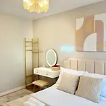 شقة Luxury 2 Bedroom With Free Parking & Jacuzzi Bath *