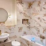 Luxury 2 Bedroom With Free Parking & Jacuzzi Bath *