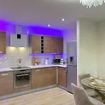 شقة Luxury 2 Bedroom With Free Parking & Jacuzzi Bath *