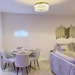 Luxury 2 Bedroom With Free Parking & Jacuzzi Bath *