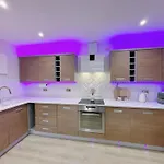 Luxury 2 Bedroom With Free Parking & Jacuzzi Bath *