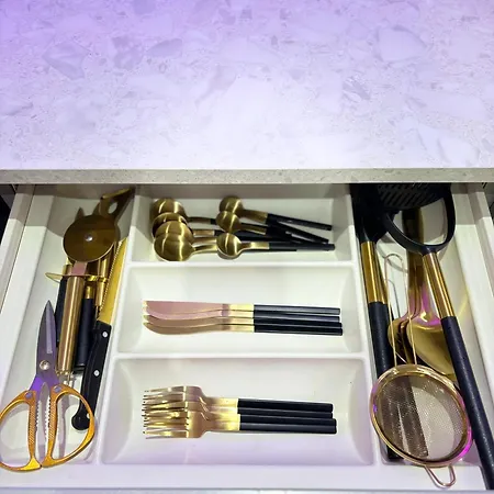 Luxury 2 Bedroom With Free Parking & Jacuzzi Bath アパート