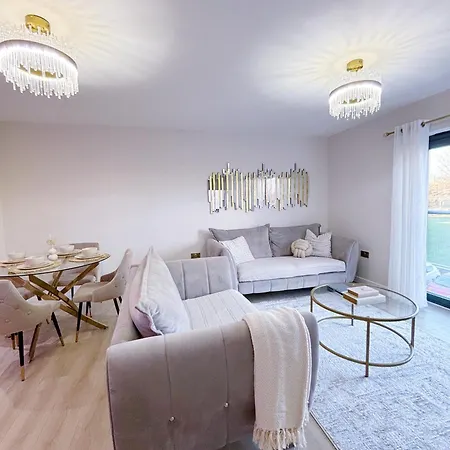 شقة Luxury 2 Bedroom With Free Parking & Jacuzzi Bath