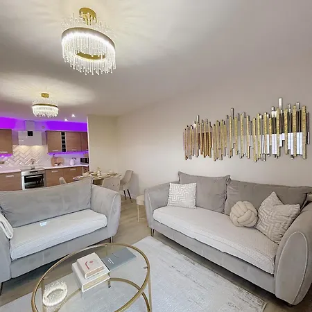 Luxury 2 Bedroom With Free Parking & Jacuzzi Bath شقة *
