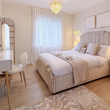 Luxury 2 Bedroom With Free Parking & Jacuzzi Bath