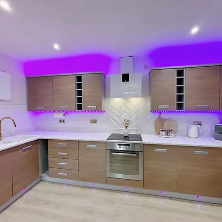 Luxury 2 Bedroom With Free Parking & Jacuzzi Bath Lägenhet *