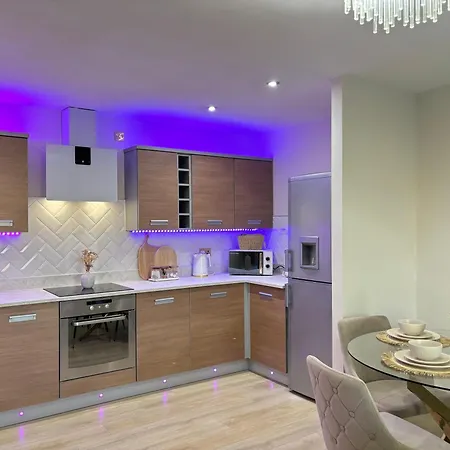 Lägenhet Luxury 2 Bedroom With Free Parking & Jacuzzi Bath *