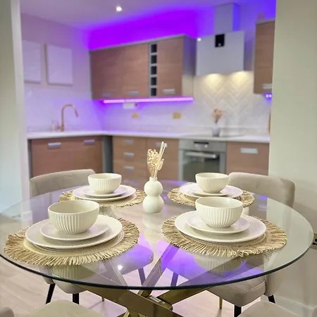 Lägenhet Luxury 2 Bedroom With Free Parking & Jacuzzi Bath *