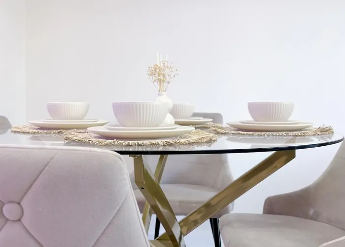 Luxury 2 Bedroom With Free Parking & Jacuzzi Bath