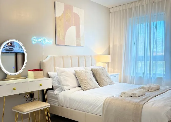 Luxury 2 Bedroom With Free Parking & Jacuzzi Bath *