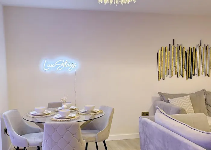 Luxury 2 Bedroom With Free Parking & Jacuzzi Bath *